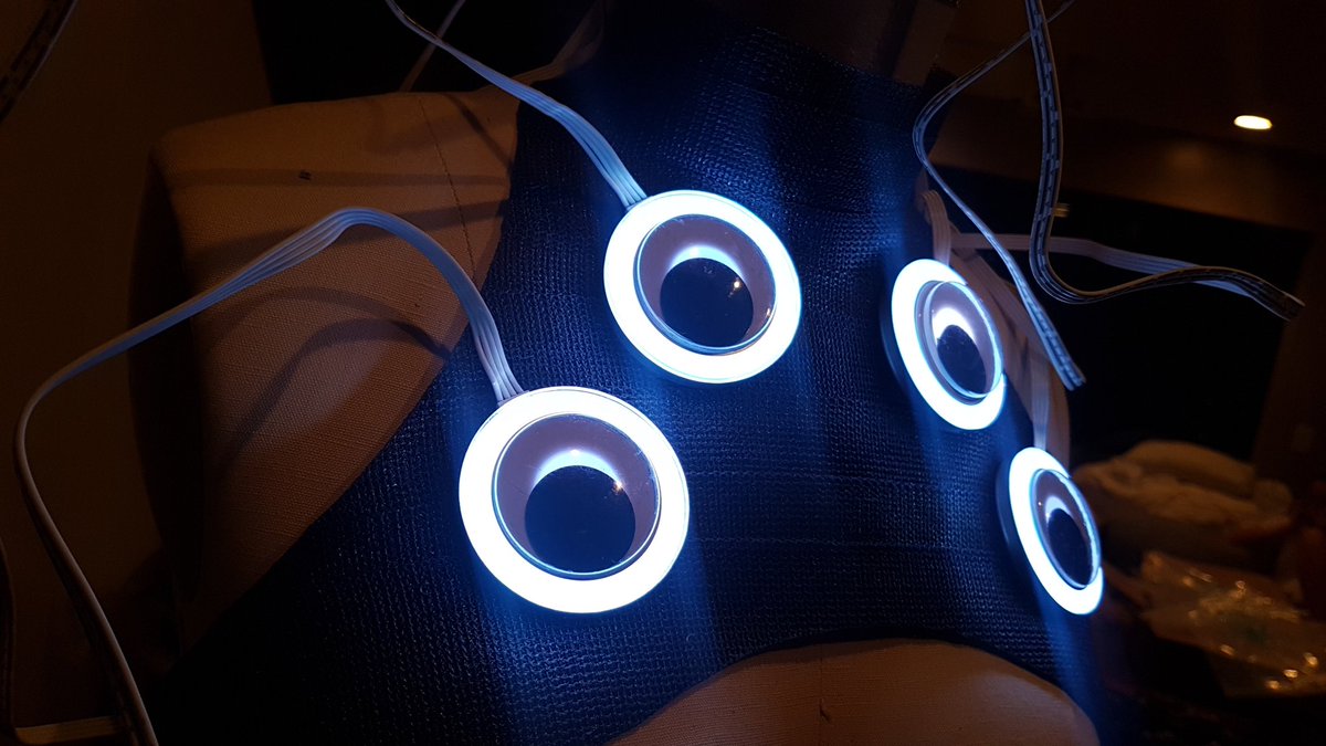 AnoukWipprecht's tweet photo. Halloween-Prep-Wednesday β‘β‘β‘ #thesecretsocietyofthegooglyeyes (soon on @Hacksterio ) #GooglyEyes #Alienesque #Outfit https://t.co/0uyLPFUCNo