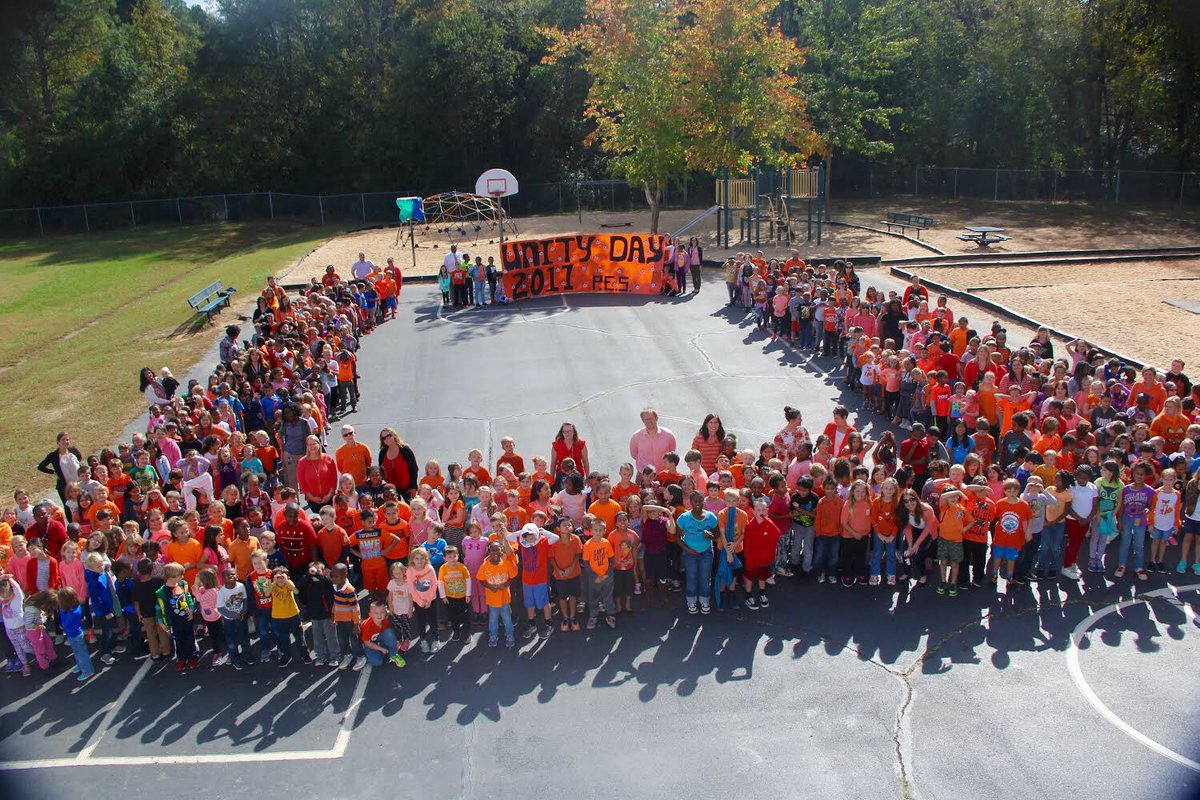 PostonPrincipal's tweet image. Over 500 Ss-all pledging to be the best version of themselves they can be! #CCSunity #pesallkidscan