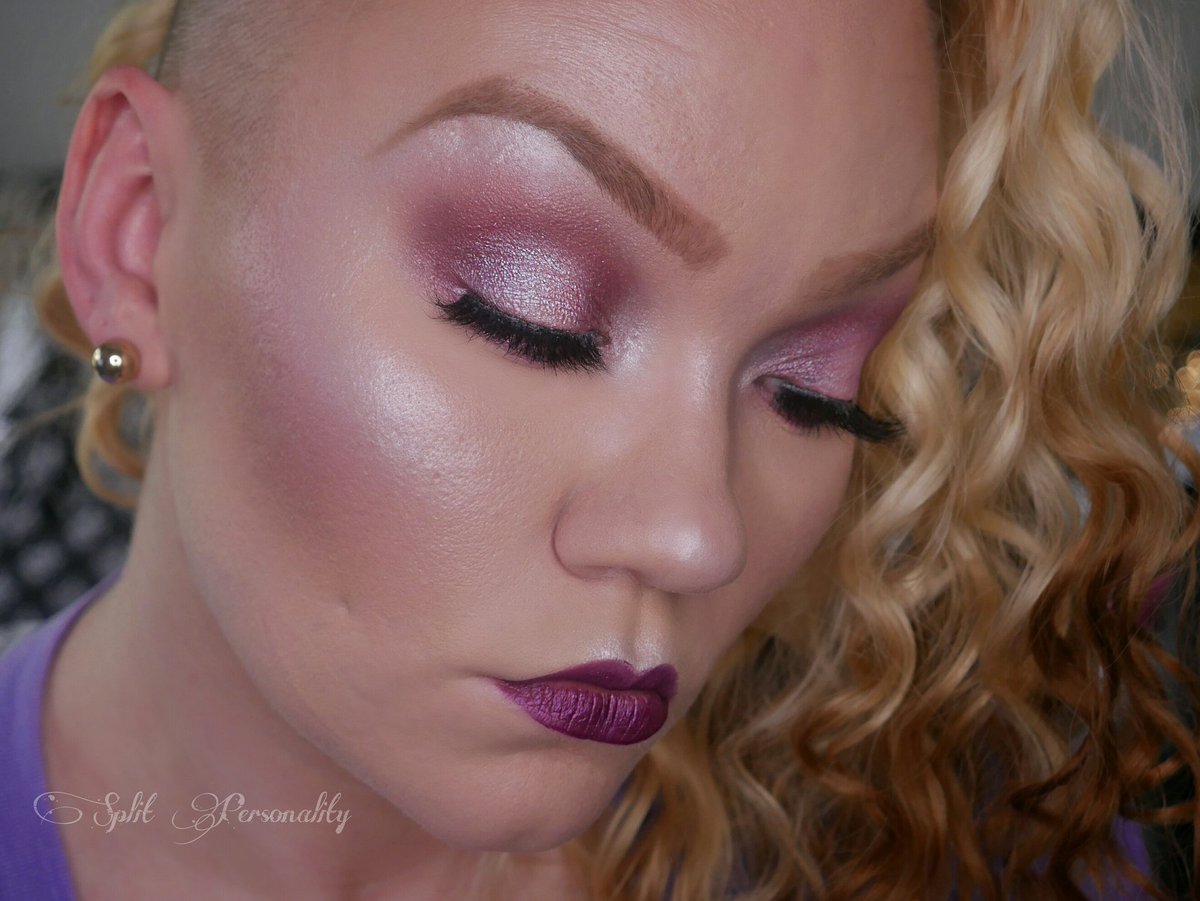 S_personalityyy's tweet image. Pocket Candy Sugar Plum pressed shadow palette &amp;amp; metalic velvetine in posh by @limecrime 
🍇😘
#posh #pocketcandy #limecrime #sugarplum