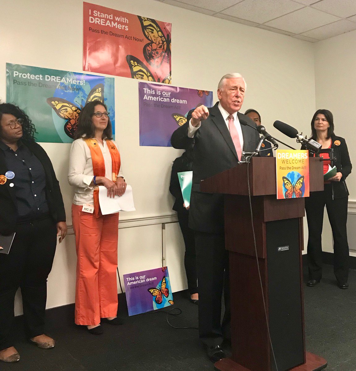 Joined <a href="/AFTunion/">AFT</a> &amp; <a href="/NEAToday/">NEA</a> to speak in support of 20,000 #DREAMers educating the next generation bit.ly/2i5rzXQ 1/2