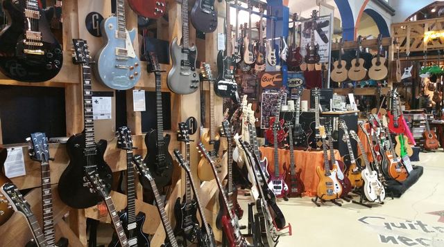 MarionFiedlerTN's tweet photo. This view makes my heart beat faster... #guitarlover #guitarheaven #stringlover https://t.co/HnJ7DkIawU
