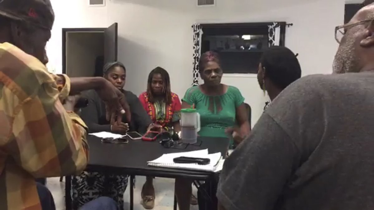 _UhuruNews_'s tweet photo. WATCH: Meeting with the family of #TimothyJackson, 33 yr old father who was murdered by #StPetersburg police https://t.co/QY4ovd4uUl https://t.co/SbKwqRnExR