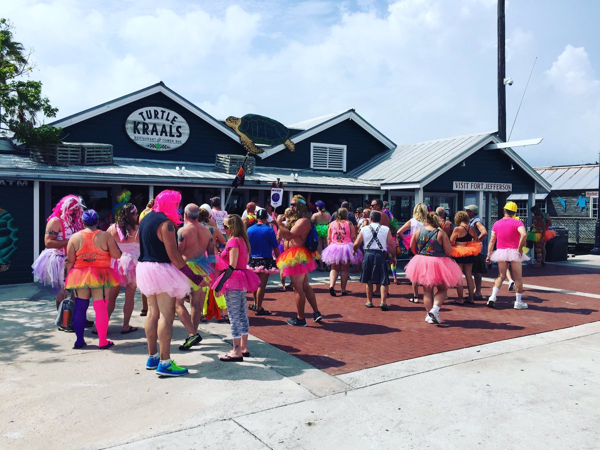 Marc_Hay_Meteo's tweet photo. Key West : toitures arrachées, arbres déracinés mais Key West s'est relevée et la tutu party a quand même eu lieu ! #tutuparty #keywest https://t.co/NRk19G2U7k