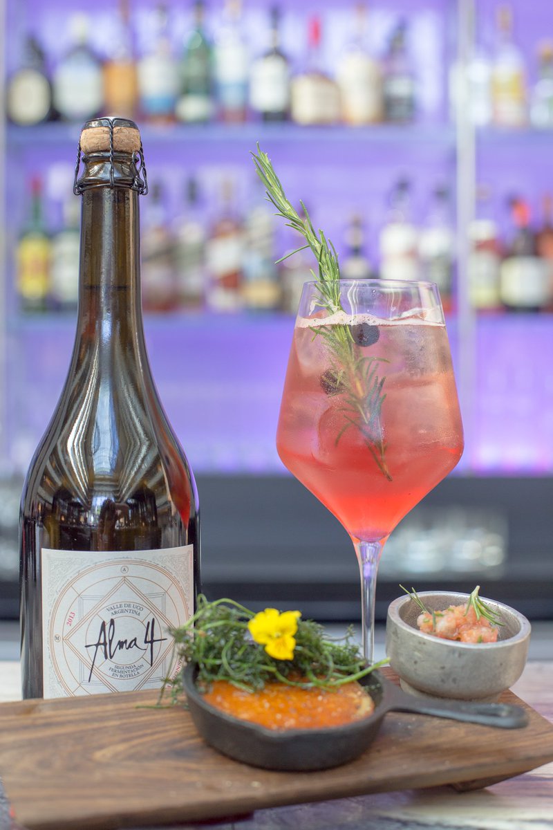 El lobby bar del <a href="/HiltonBA/">Hilton Boenos Aires</a> ofrece tapeos con espumantes Alma 4 o un cóctel de autor elaborado con Alma 4 Pinot Chardonnay en la #SemanaAlma4