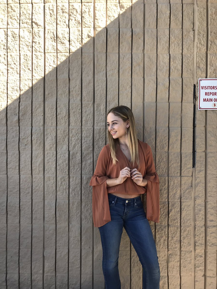 maddison_ulrich's tweet photo. 70s Style✌🏻🍭 #HocoWeek17 https://t.co/XywnWqX1Pt