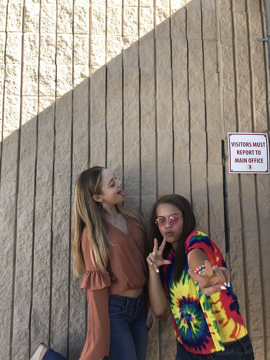 maddison_ulrich's tweet photo. 70s Style✌🏻🍭 #HocoWeek17 https://t.co/XywnWqX1Pt