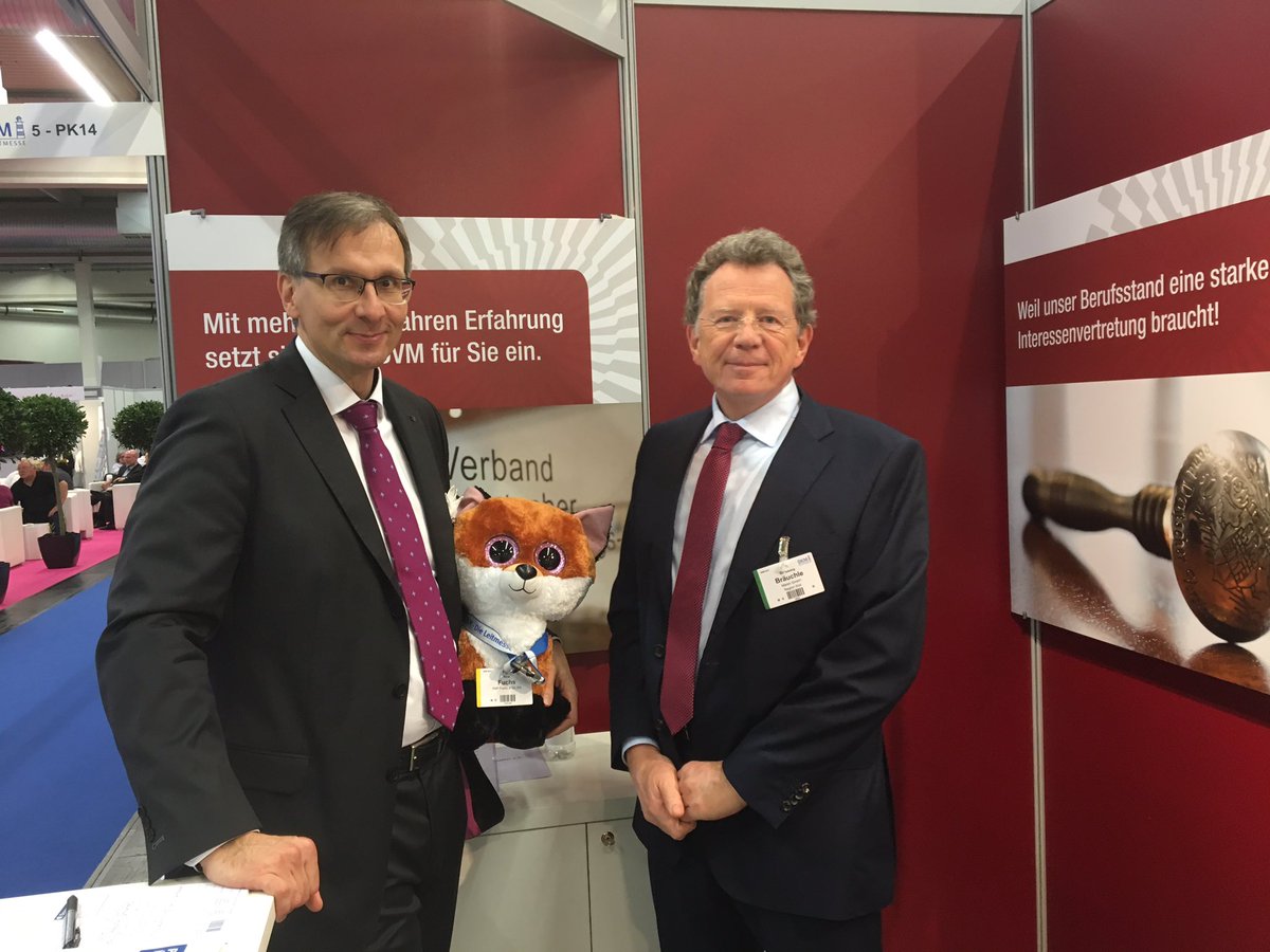 mit_fuchs's tweet photo. Mit Dr. Georg Bräuchle. Gemeinsam dem Ansehen unseres Berufes eine bessere Anerkennung verschaffen. #VDVM #DKMmesse #Marsh #FMPFuchs https://t.co/UGbRx3SMMw