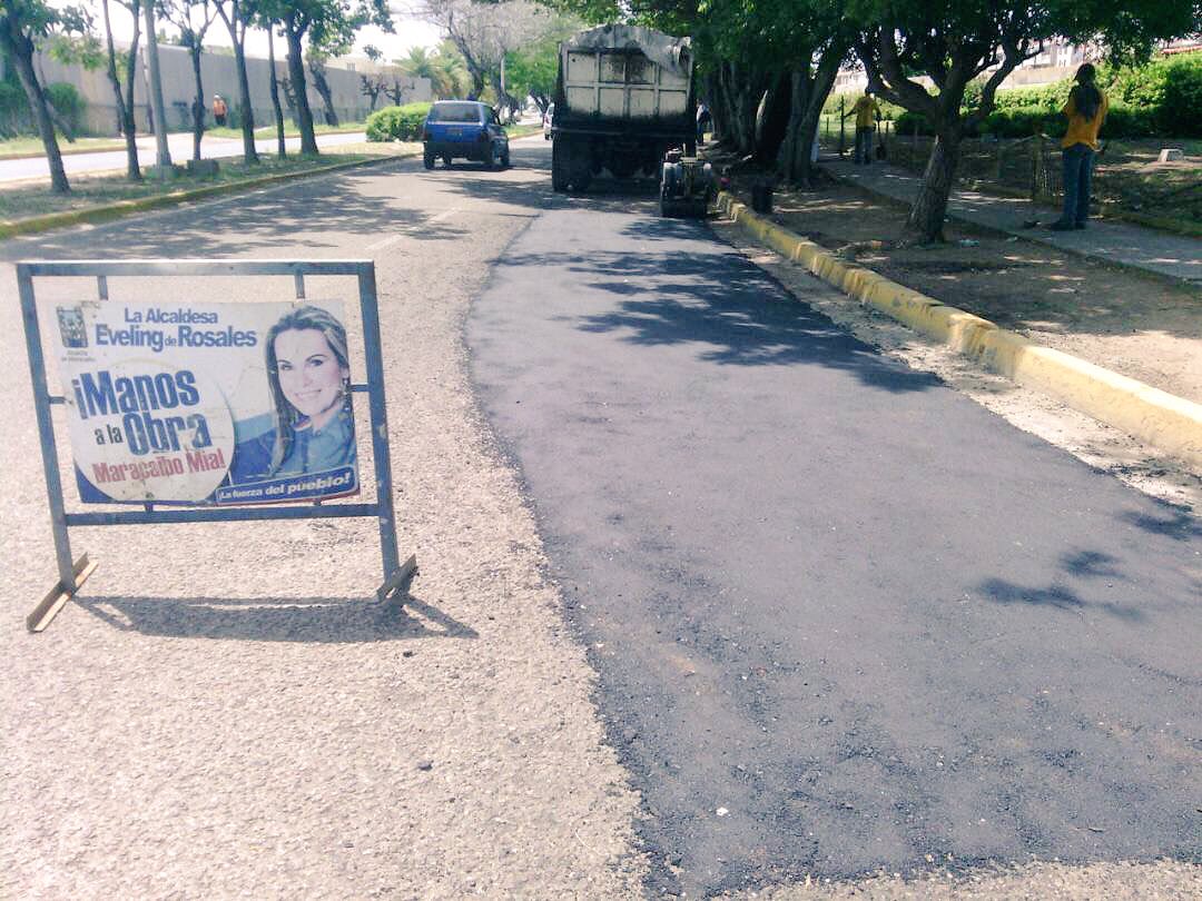 EvelingTrejo's tweet photo. ¡La @AlcaldiaDeMcbo a través de la @DIMMaracaibo sigue cumpliendo con el Plan de Bacheo 2017! Desde la Av. Paúl René Moreno Camacho https://t.co/KrQPFrb85D