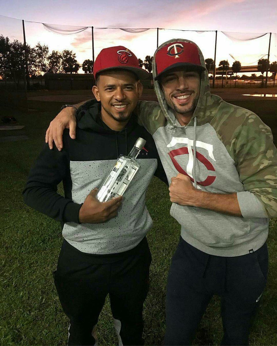 RT@escobarmaracay  -  Con mi hermanito <a href="/willylevy29/">William Levy</a>  gracias por el detalle <a href="/miamiclubrum/">@miamiclubrum</a>  celebrando las Bendiciones de Dios Felicidades👏