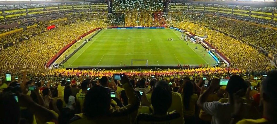 ecuavisa's tweet photo. Ya se juega el #BarcelonaSC vs. #Gremio en el #Monumental. Mira el minuto a minuto ▶️https://t.co/fBExu3prjk #BSCSemifinal #ÍdoloPorLaGloria https://t.co/b9jLsjkYen