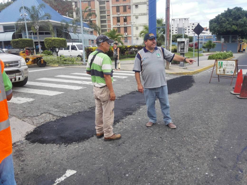 JKarkom's tweet photo. Trabajos de Bacheo en las principales vías de Valera.
A pesar de los obstáculos #ValeraNoSeDetiene.. @trafficVALERA https://t.co/1HXIA0OkjC