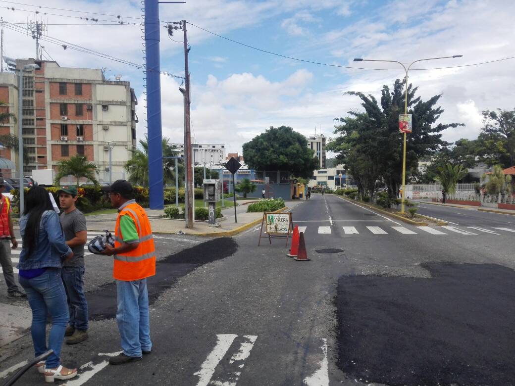 JKarkom's tweet photo. Trabajos de Bacheo en las principales vías de Valera.
A pesar de los obstáculos #ValeraNoSeDetiene.. @trafficVALERA https://t.co/1HXIA0OkjC