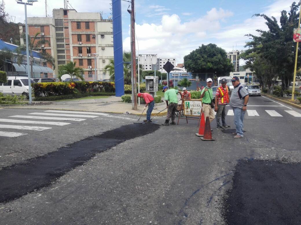 Trabajos de Bacheo en las principales vías de Valera.
A pesar de los obstáculos #ValeraNoSeDetiene.. <a href="/trafficVALERA/">traffic VALERA</a>