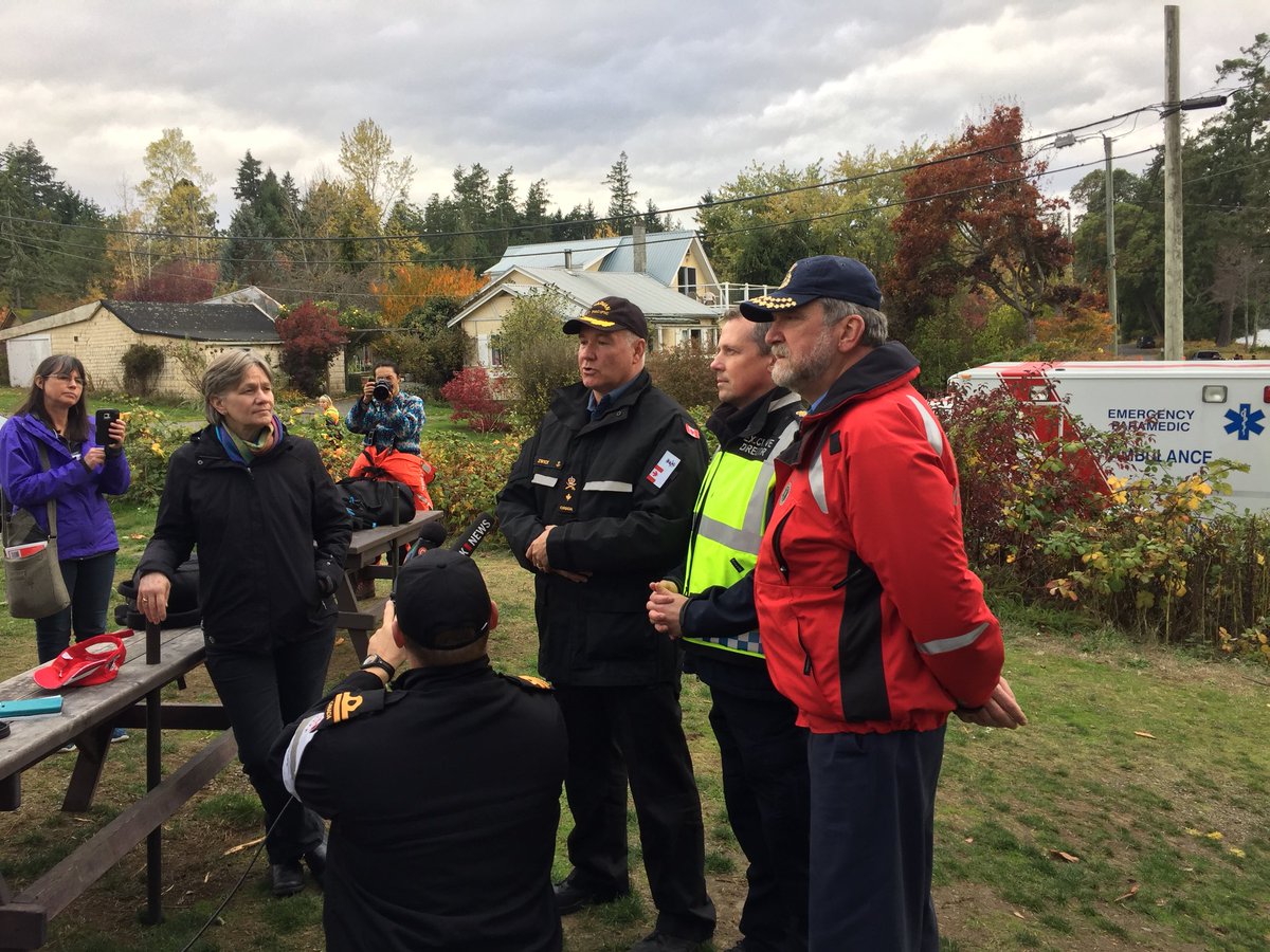 PreparedBC's tweet photo. Great day! Look forward to Day 2 w/ our partners. EMBC DM Denlinger, Asst Comm Girouard, Cmdre Zwick, Sr Exec Dir BCEHS #BCEx17 https://t.co/LR37Uf8hEW