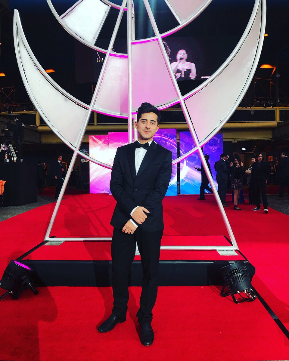 SomosWave's tweet photo. En la alfombra roja de las #LunasDelAuditorio, @pipegaber con un gran carisma. 😁 #TalentoWave https://t.co/5cPEP72F5k