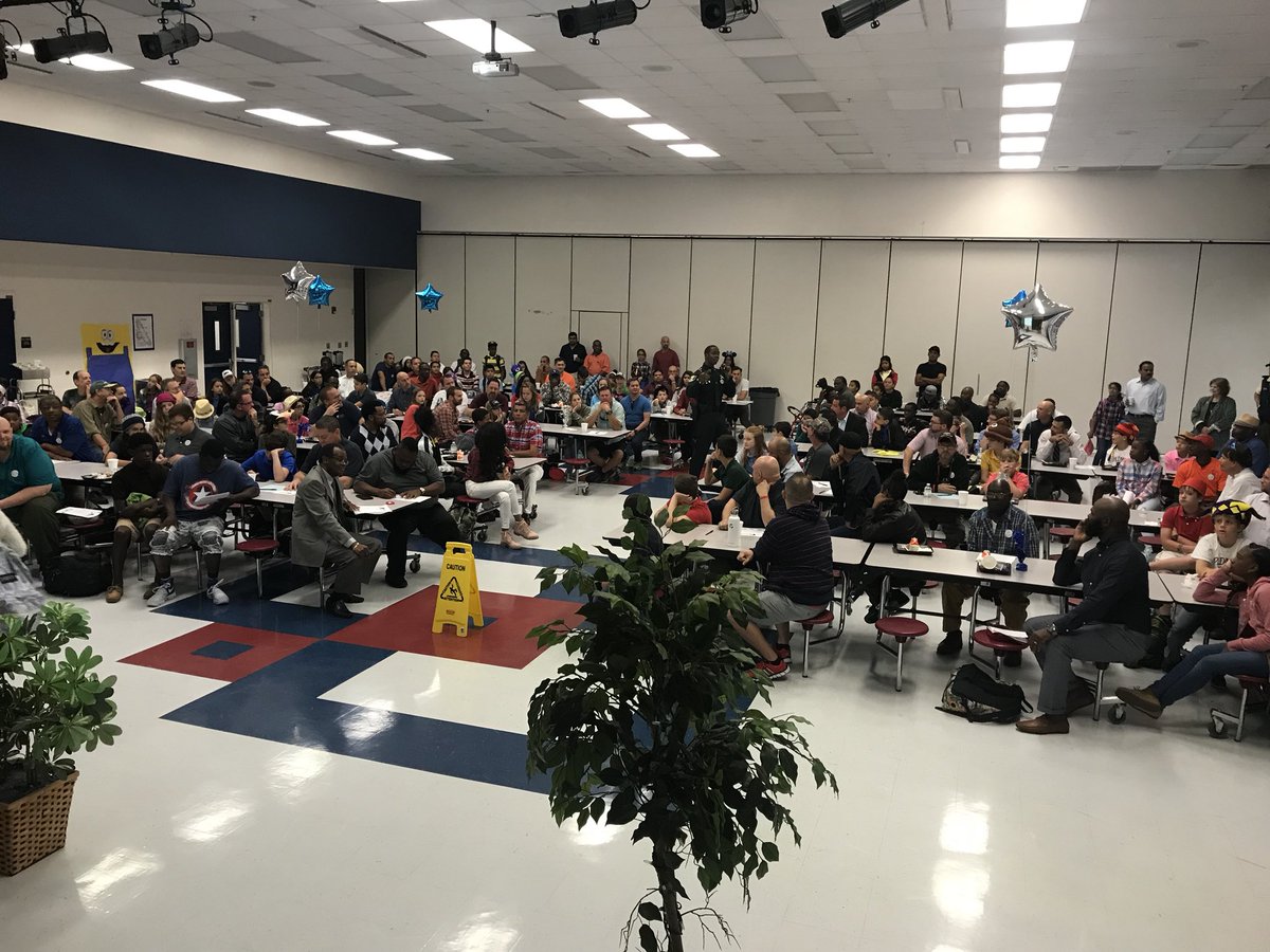CrystalMraz's tweet photo. Great turn out this morning to our Dads take your child to school day @PLDunbarMS #TogetherWeSoar #DadsRule https://t.co/ygQadhk0aa