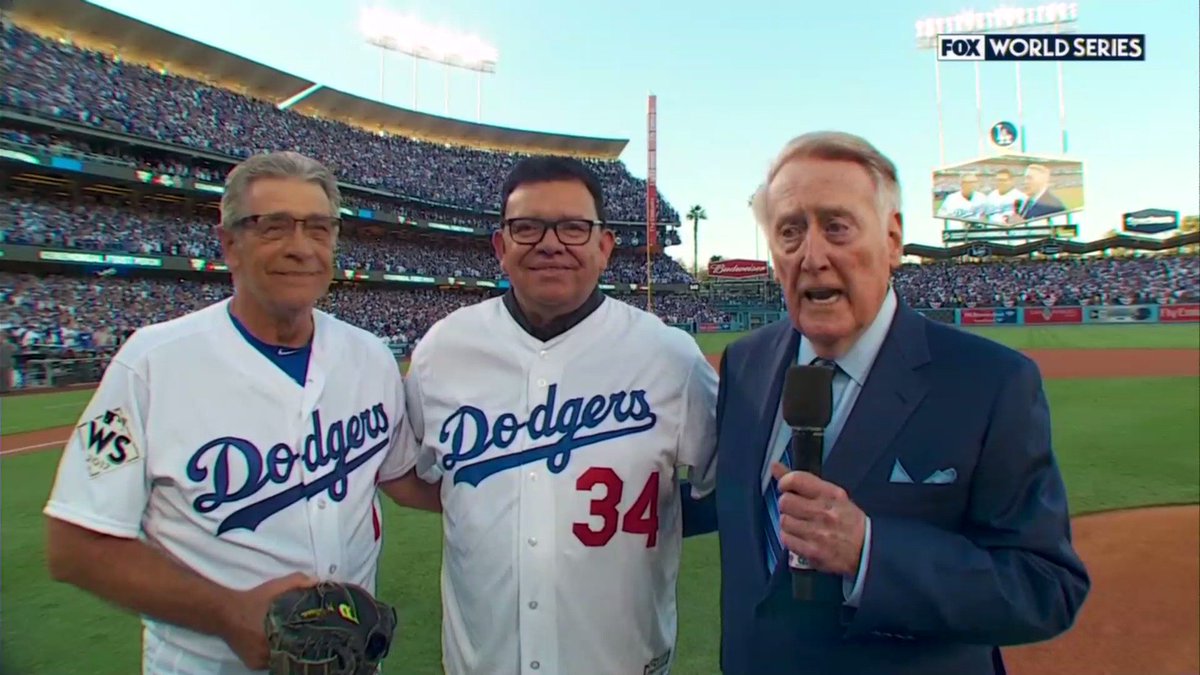 YahooSports's tweet photo. Not a bad first pitch ceremony. #WorldSeries https://t.co/cUxw5mYpkG