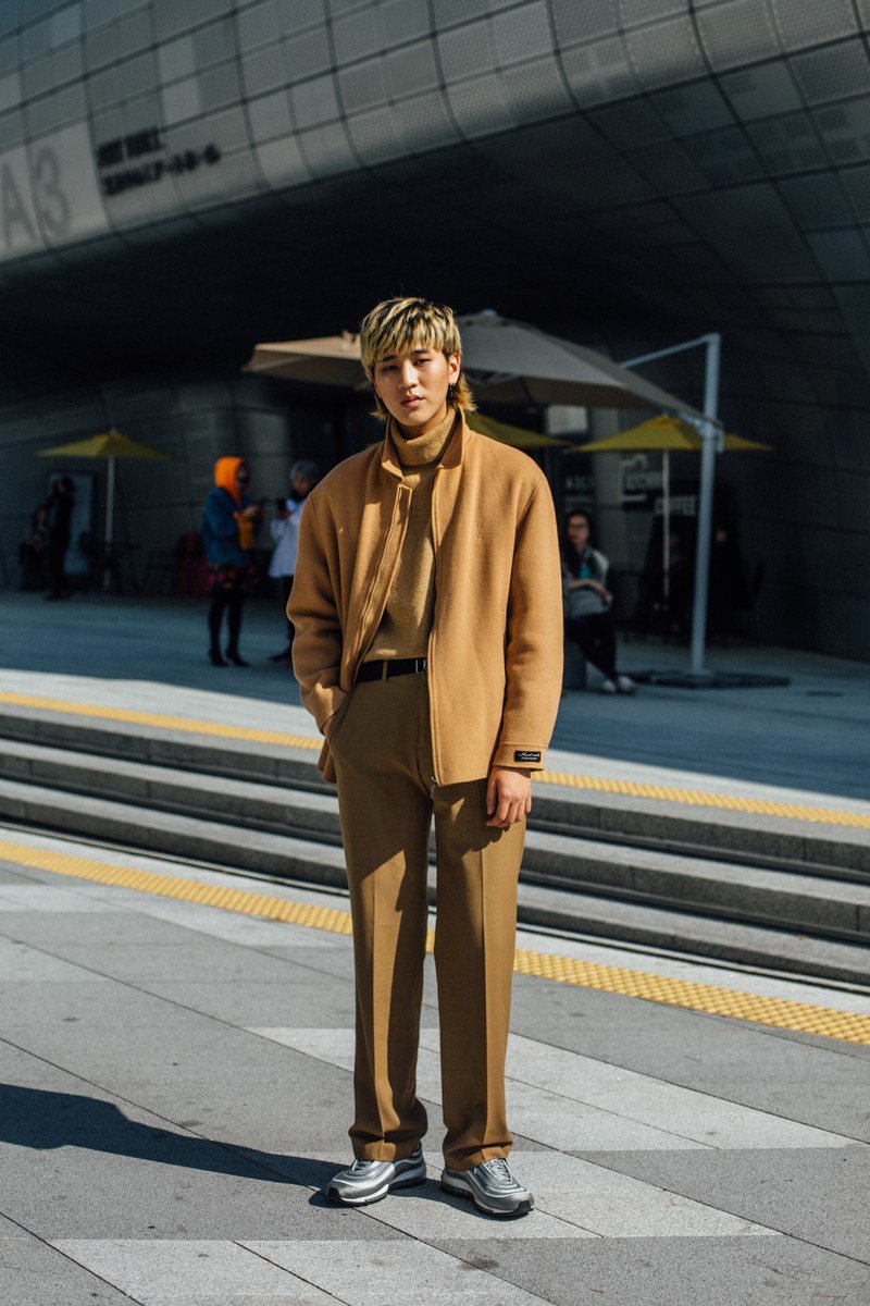 GQStyle's tweet image. Seoul's incredible street style is worth the trip alone: gq.mn/8e6ASQm