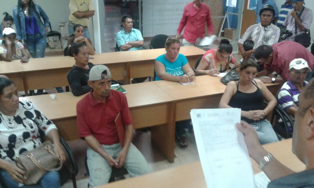 JKarkom's tweet photo. Junto a trabajadores informales firmamos acuerdos para hacer respetar el derecho al trabajo y al libre tránsito de todos los valeranos https://t.co/90gOCY6u7i