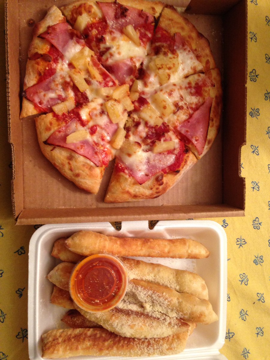 squicklesaintly's tweet photo. @broadcity @gofooji so exciting!!! Free pizza &amp; breadsticks! Shared with my neighbor. Thank you! So good! @oliveoil025 yay!!! 🍕💯❤️ https://t.co/Gwr0hTJXVQ