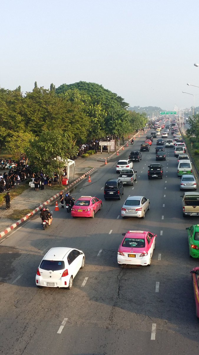 nattanankerd's tweet photo. ขณะนี้เวลา 07.30 บรรยากาศโดยรอบ ณ บริเวณพุทธมณฑล ประชาชนหลั่งไหลมาเป็นจำนวนมาก #พระเมรุมาศจำลอง #พุทธมณฑล #Cjlive #1 https://t.co/GOCB3l7C4r