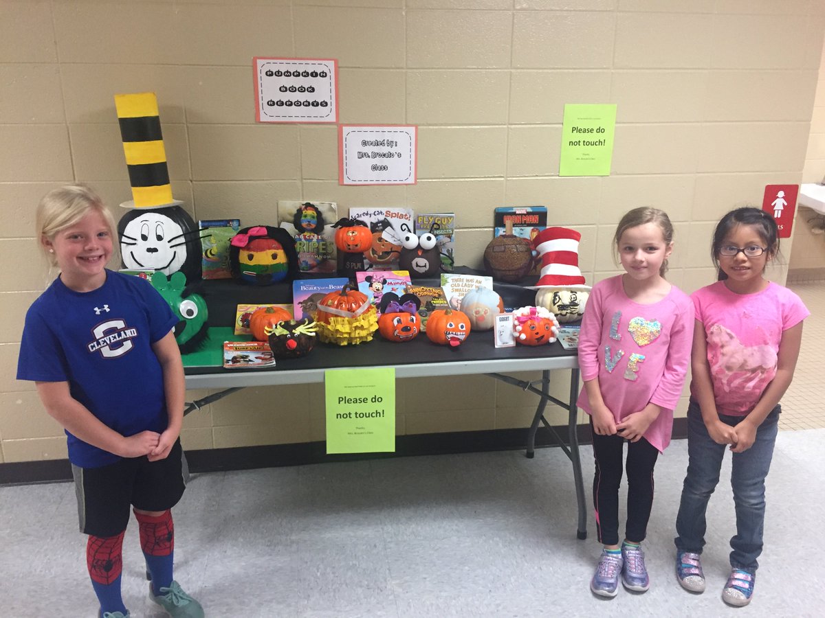 Stuartbulldogs's tweet photo. You can tell it's fall when you see the Pumpkin Book Reports! #creativereaders @Tbrocato78 @ccantrell2 @amc2amb &amp; Ms. Donaldson https://t.co/8QllpJ0pHQ