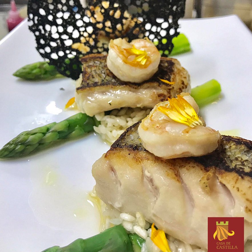 Extraviado a la plancha sobre Risotto de Espárragos y Gambas #Gastronomía #Comida #GrupoCastellano