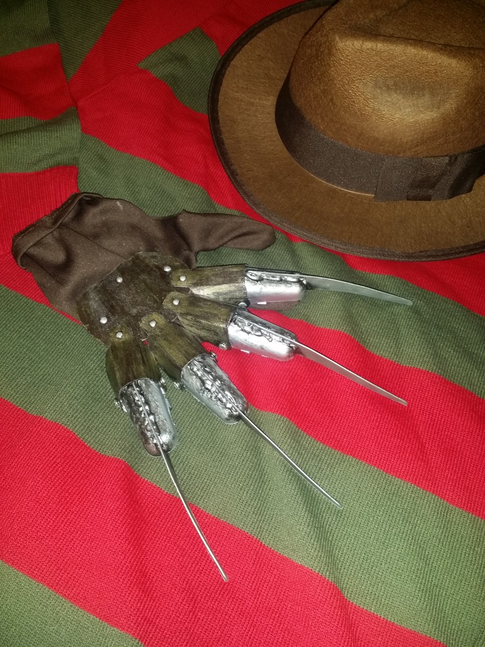 MAKE ME A X Poundland bladed glove made in to a freddy
