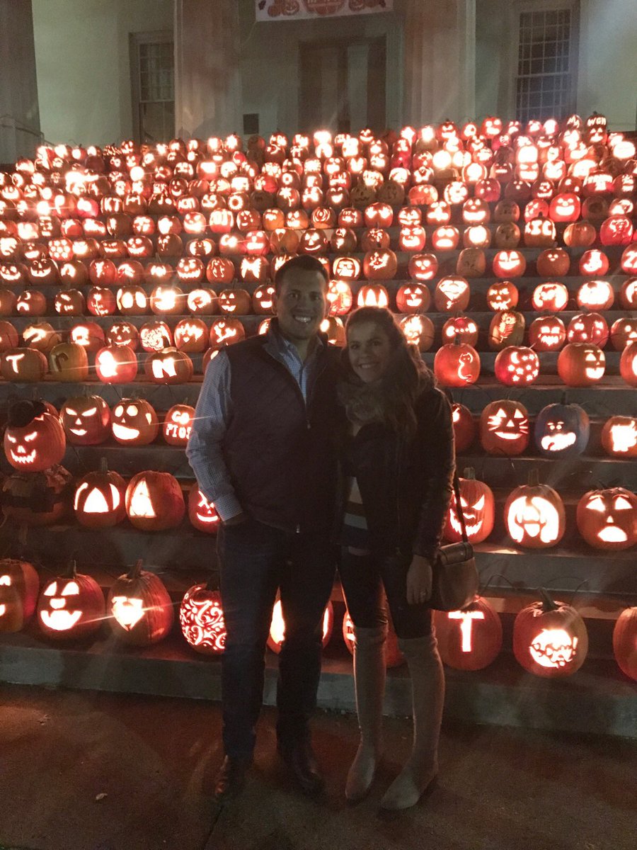 TylerBack's tweet image. A little Pumpkin Mania with my beautiful wife !! The tradition continues..! @glittergingham