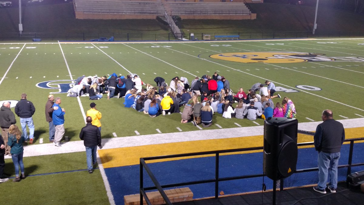 scott_galyon's tweet photo. Gatlinburg Pittman FCA student leaders and closing our night in prayer on Legion Field at Fields of Faith #FOF2017 https://t.co/SqgIBfDft5
