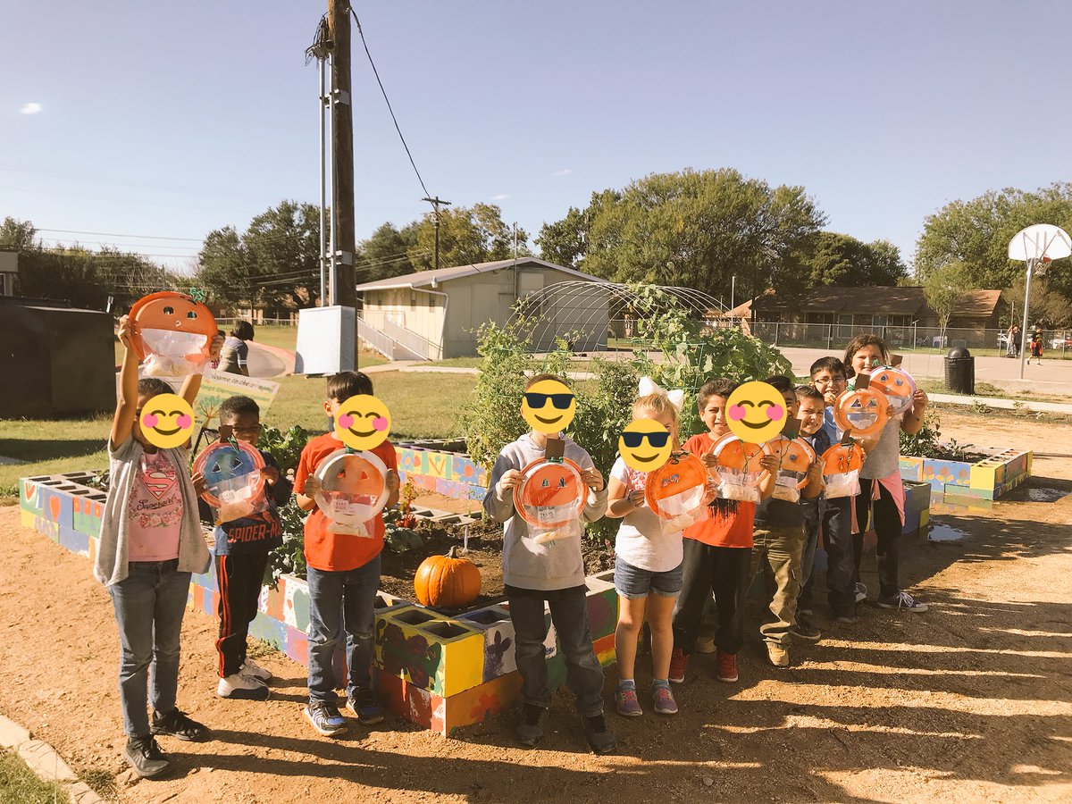 jturner611's tweet photo. K-2 Garden Club going strong during afterschool Enrichment🌱🌳🌾🌿 @VoigtAIA_RRISD #TXSprouts https://t.co/IgePgsxpvG