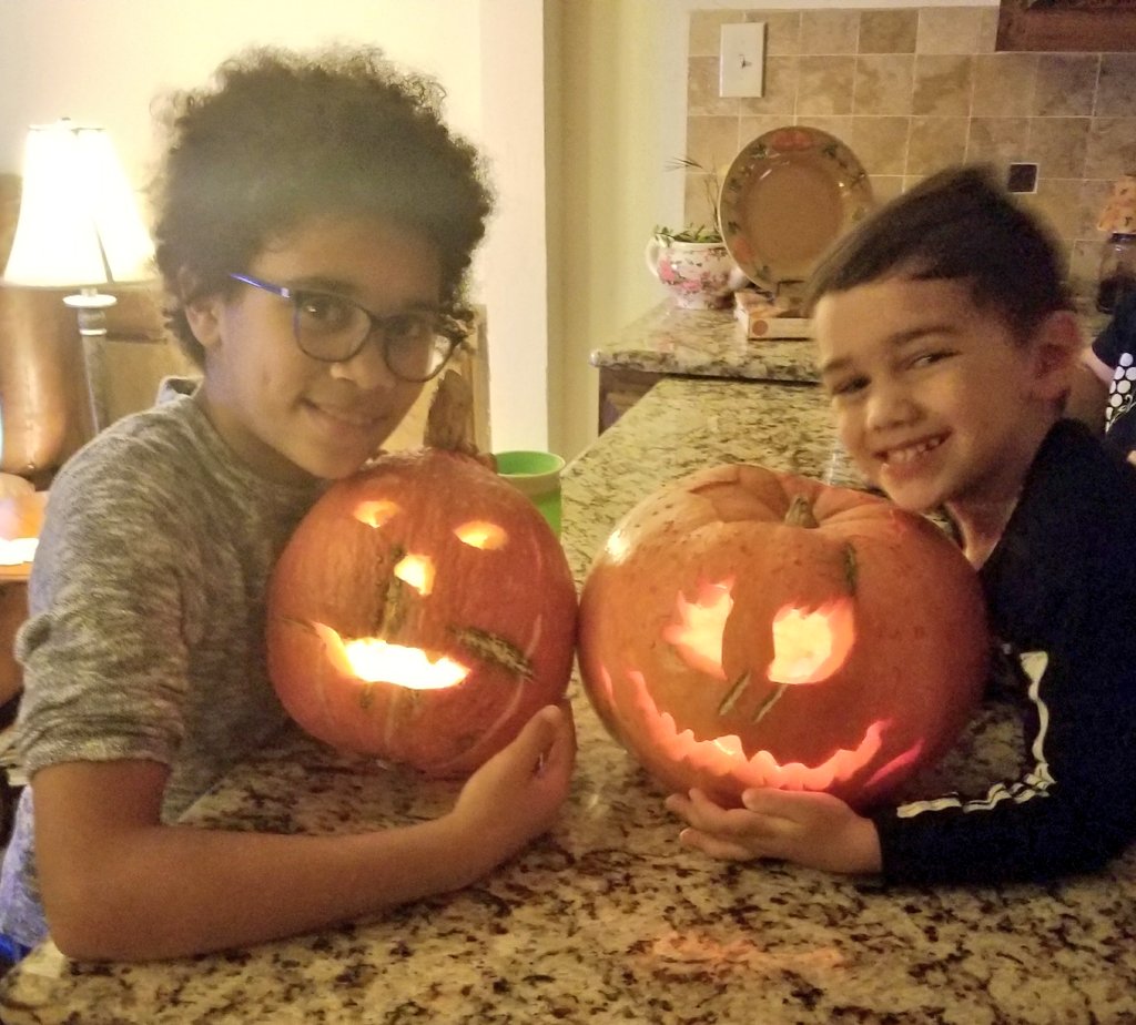 HFReadsLLC's tweet photo. Birthday celebration and pumpkin carving! #fallisawesome https://t.co/RkxkXd09Kc