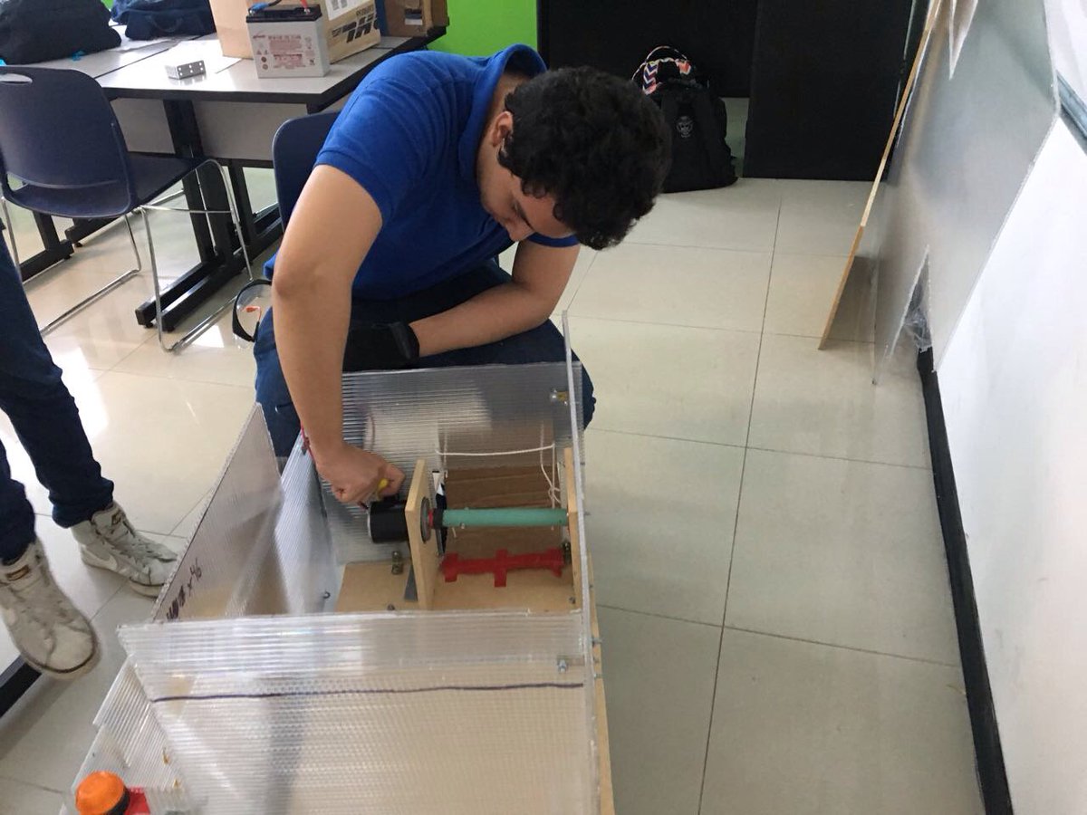 Los chicos de Ingeniería trabajando sin parar en su último día de construcción antes de la presentación de Jack
#SomosQuetzales #Ingeniería