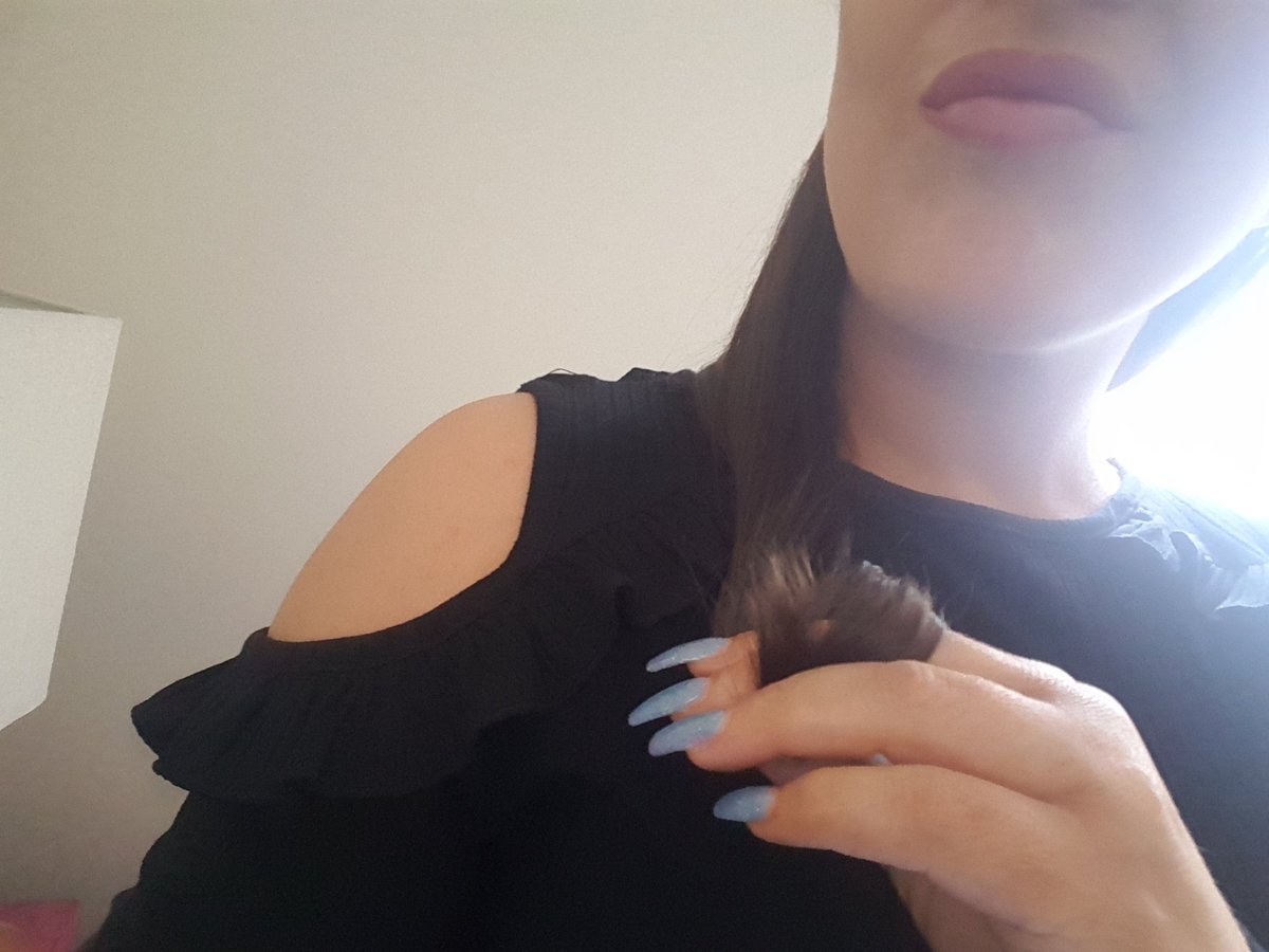 luvinghayley's tweet photo. This would have been enough #skin shown to cause controversy not all that long ago 😲 #bareshoulder #demure https://t.co/AM2p5757vv