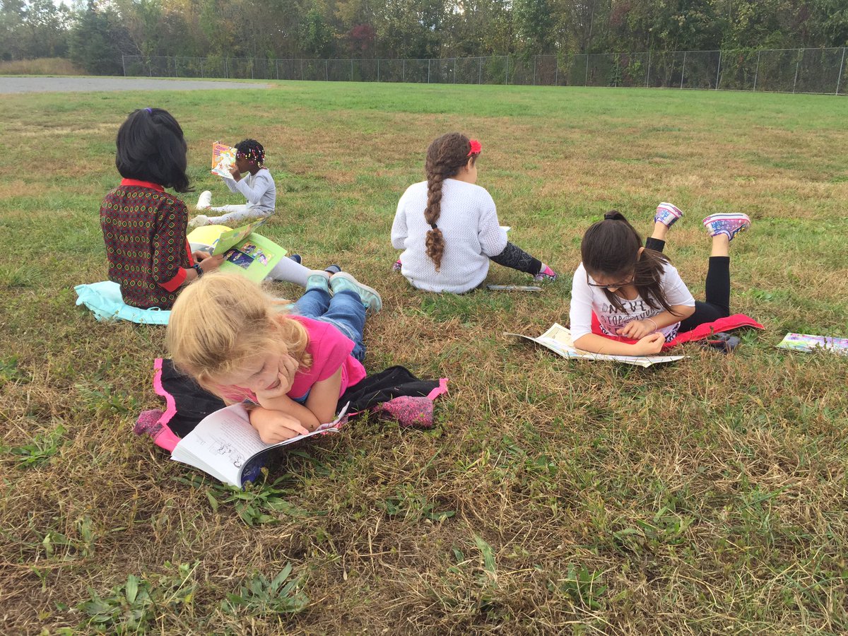 kwoninsecond's tweet photo. Loved reading outside with everyone. What a great way to celebrate! @SwansCreekES #WrAreSWANS https://t.co/PHMCRsCLlK