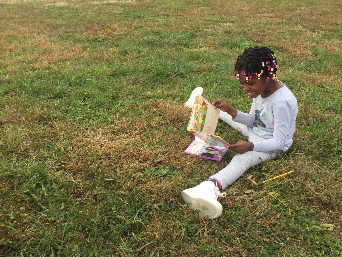 kwoninsecond's tweet photo. Loved reading outside with everyone. What a great way to celebrate! @SwansCreekES #WrAreSWANS https://t.co/PHMCRsCLlK