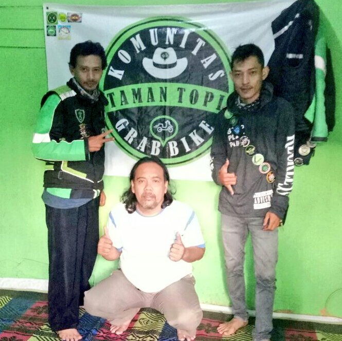 bclapan's tweet photo. Aktifitas #rehat di basecamp komunitas Taman Topi kota depok bersama bg acil #driver #grab #grabike #grabindonesia #8ajagapake6 #korlapkeren https://t.co/KiyQWwDQeG