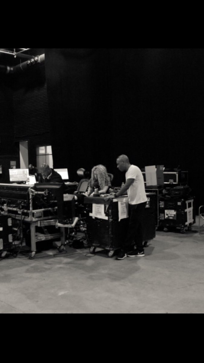 Shaklove22's tweet photo. 🚨New picture🚨 #ViberExclusive #ElDoradoWorldTour #Shakira Almost there !!!! 🤗🔥👑🔥🤗 https://t.co/6uCVo9BxqN