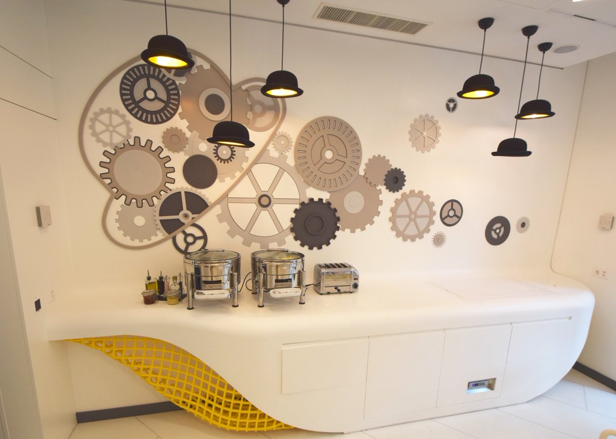 crea_diffusion's tweet image. Meuble accueil d'hôtel , meuble déco pour restaurant en Corian
Crédence avec usinage en relief Maillage Corian Sun Glacier white thermoformé