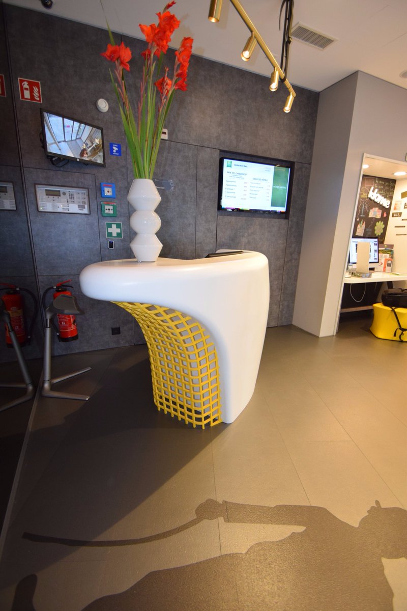 crea_diffusion's tweet image. Meuble accueil d'hôtel , meuble déco pour restaurant en Corian
Crédence avec usinage en relief Maillage Corian Sun Glacier white thermoformé