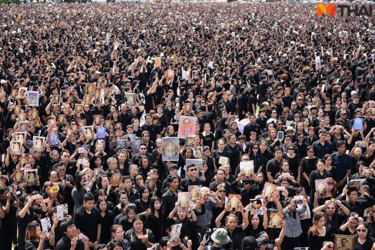 แตกต่างแค่สี แต่ความรักและความภาคภูมิใจที่มียังคงเหมือนเดิม

#KingBhumibhol #รัชกาลที่9  #KingRama9