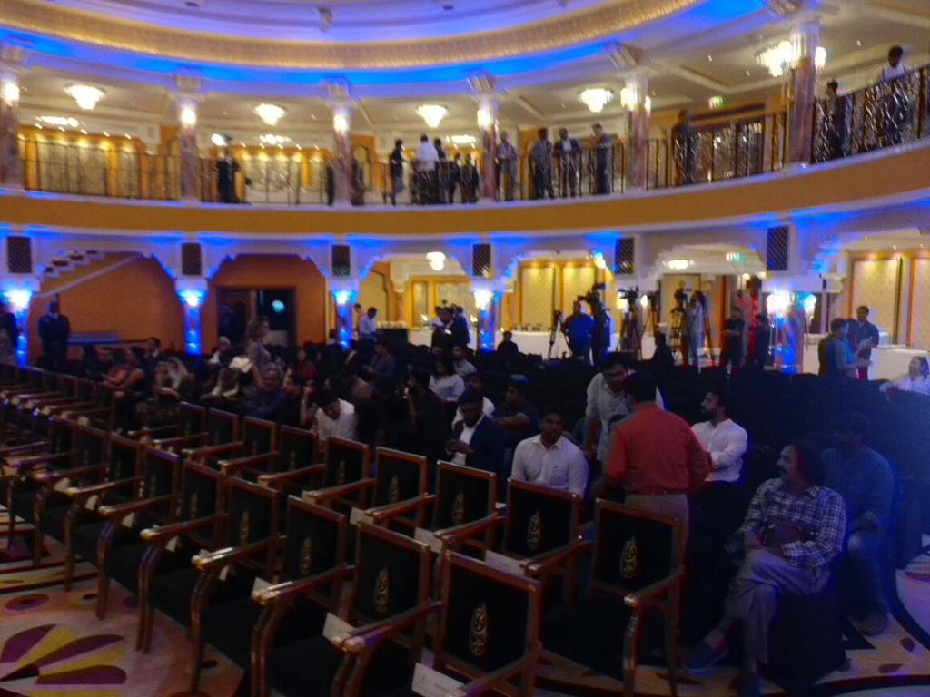 kollywoodtimes's tweet photo. #2Point0PressMeet is about to start in #Dubai - Right now, they are showing the #Makingof2Point0 video to the Press.. https://t.co/LpCvpO5VhG
