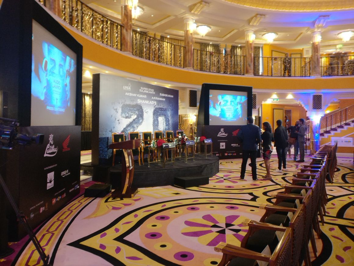 kollywoodtimes's tweet photo. #2Point0PressMeet is about to start in #Dubai - Right now, they are showing the #Makingof2Point0 video to the Press.. https://t.co/LpCvpO5VhG