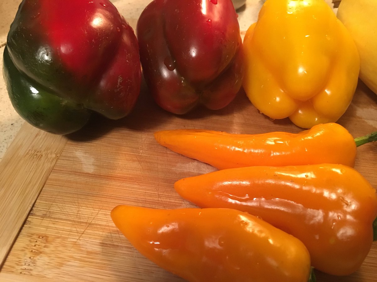 JennyPenny1119's tweet image. #organicgardening 🌶🌶🌶 taste the rainbow 🌈