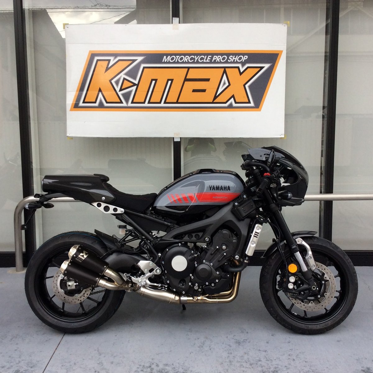 K Max V Twitter あの入手困難な世界限定６９５台の ヤマハ ｘｓｒ９００ ａｂａｒｔｈ が ｙａｍａｈａとイタリアのチューンナップメーカー アバルト コラボレートのプレミアム カフェレーサーが独自ルートでkmaxに ヤマハ Yamahaが美しい Xsr900