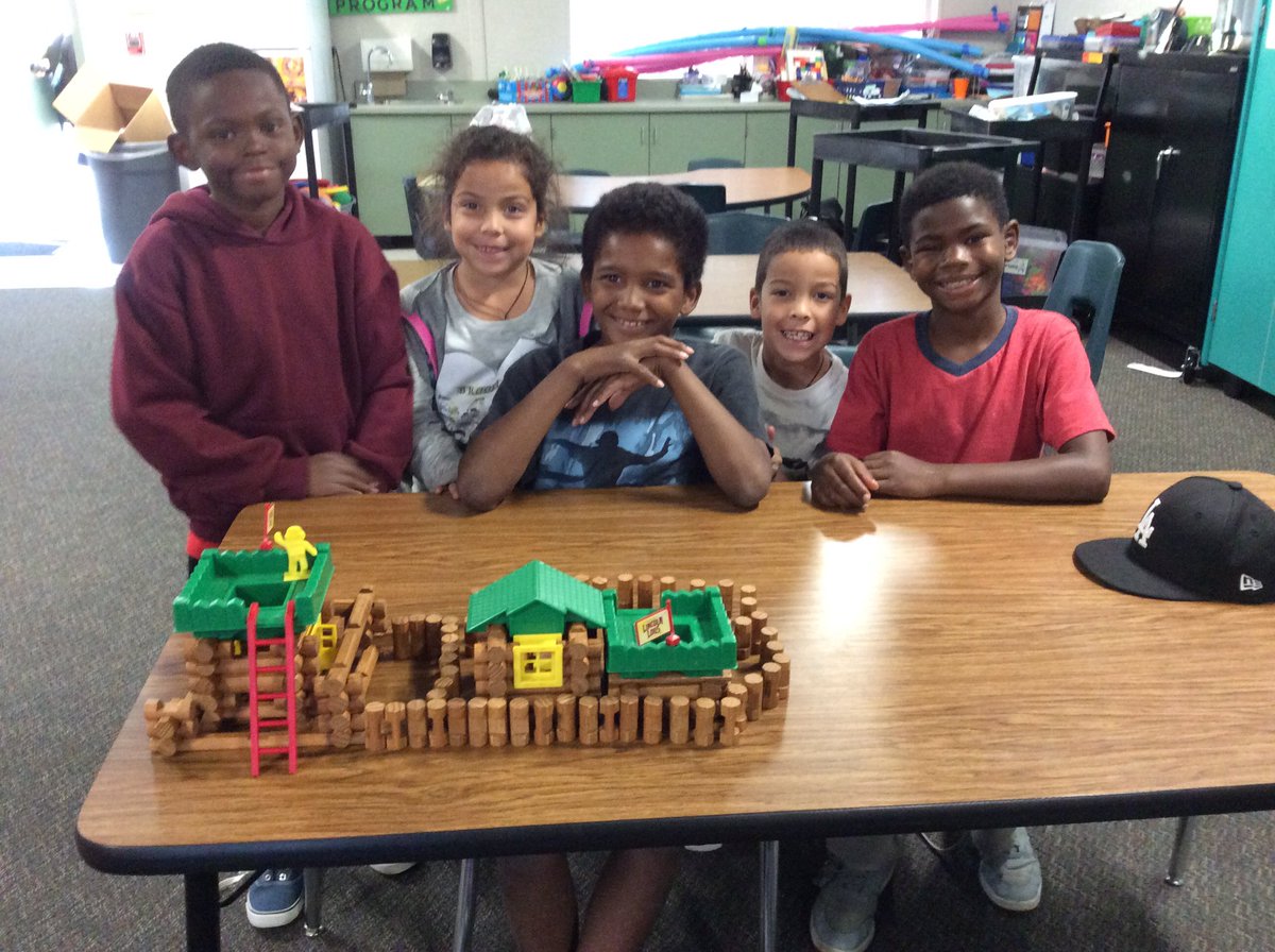 VistaVerdeASES's tweet photo. @snowlineASES   Design and building.  Team work is great!  Proud of these students for working together.
Future architects. #bestyearever https://t.co/5cvOw2m0Vx