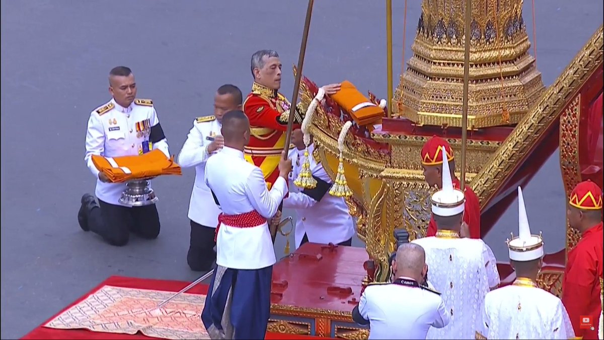 Le Roi Rama X offre des robes de safran pour les moines