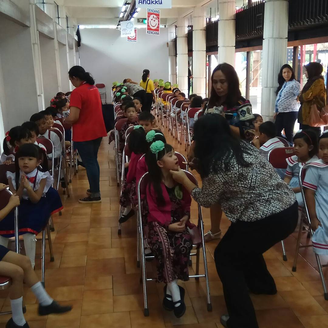 majalah_bobo's tweet photo. Peserta lomba dari TK bergiliran tampil, dan menunjukkan kemampuan group nya dalam bernyanyi. #DK2017 #DendangKencana2017 #Laguuntukanakku https://t.co/4qUuGSGZUo