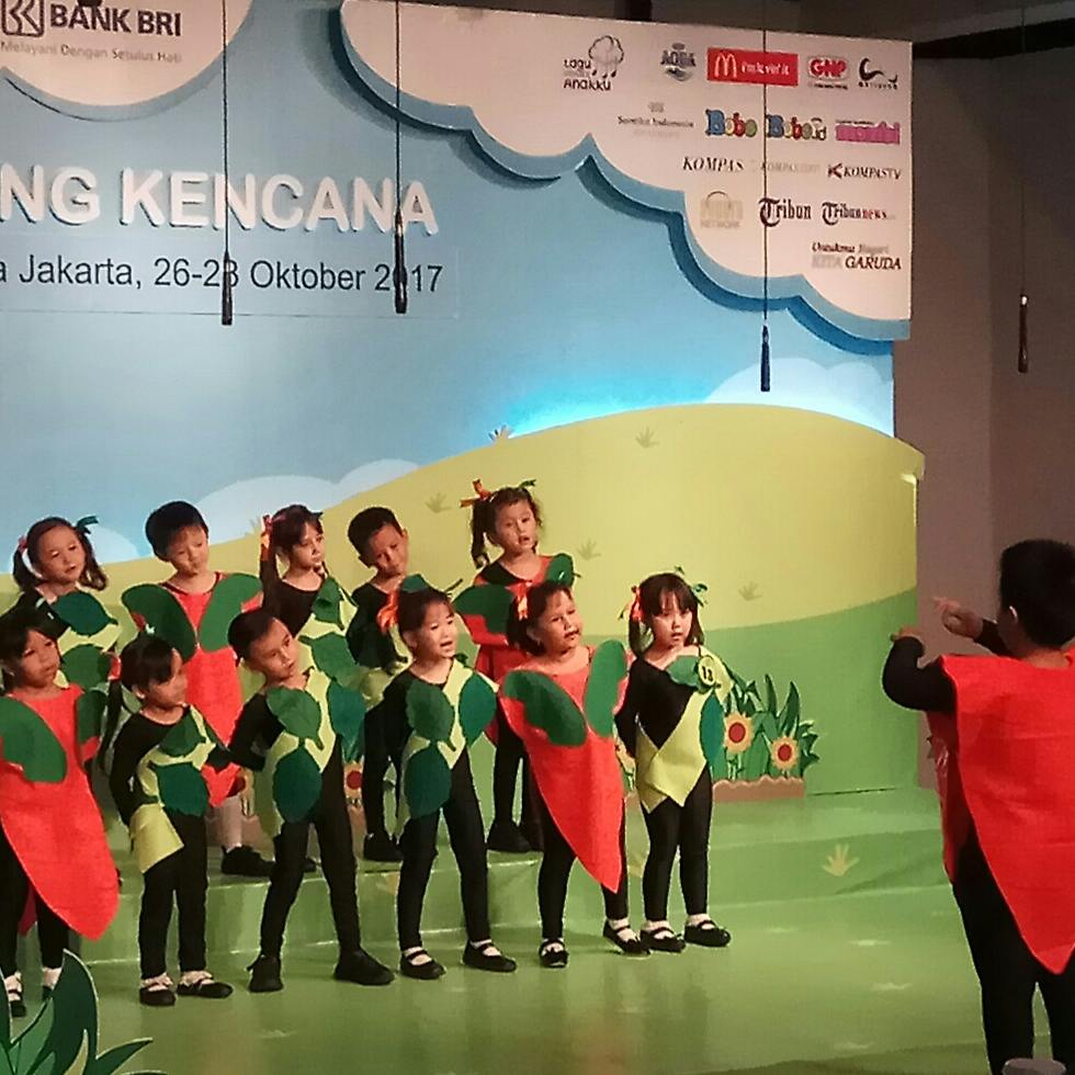 majalah_bobo's tweet photo. Peserta lomba dari TK bergiliran tampil, dan menunjukkan kemampuan group nya dalam bernyanyi. #DK2017 #DendangKencana2017 #Laguuntukanakku https://t.co/4qUuGSGZUo