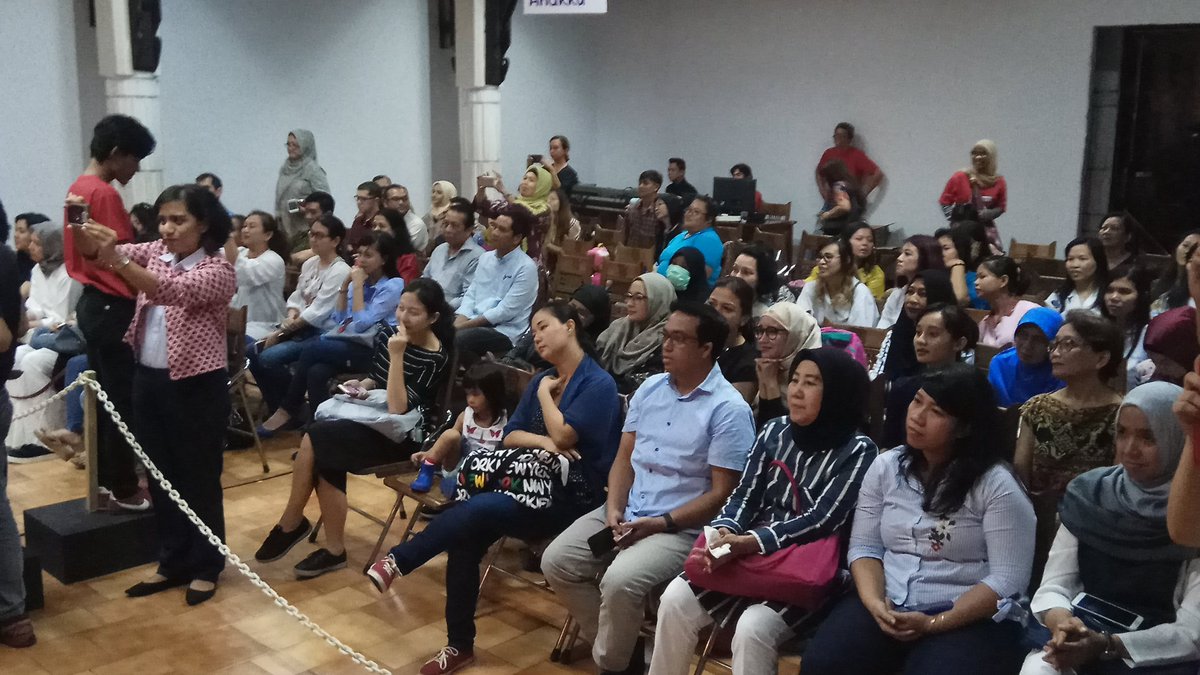 majalah_bobo's tweet photo. Peserta lomba dari TK bergiliran tampil, dan menunjukkan kemampuan group nya dalam bernyanyi. #DK2017 #DendangKencana2017 #Laguuntukanakku https://t.co/4qUuGSGZUo